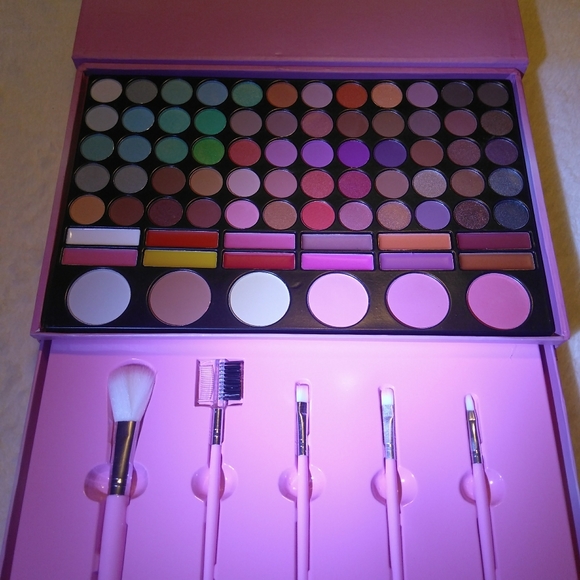 Makeup set - Picture 2 of 8